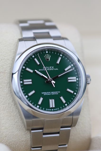 Rolex Oyster Perpetual 124300 Image 2